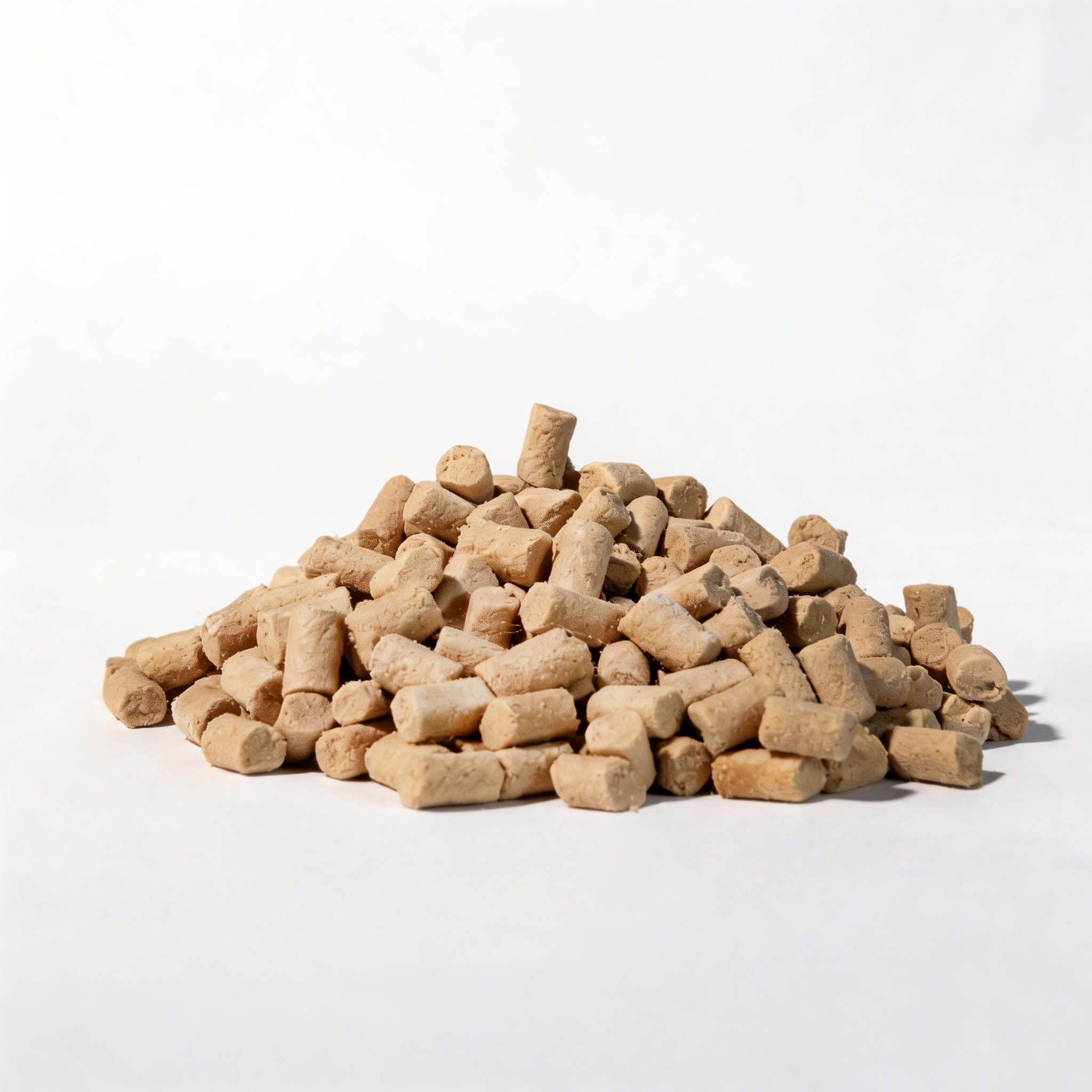 Side-by-side comparison of Golden Bowl freeze-dried raw cat food packaging sizes. An orange Maine Coon cat sits beside a 120g full-size bag and a pocket-sized 20g single-serving pouch, demonstrating the brand's nitrogen-sealed portion packs. Ingredients are transported from farm to facility under cold-chain logistics. After freeze-drying, each pouch is nitrogen-flushed to remove oxygen, then sterilized via irradiation for safety. Each bag contains six individual pouches—each pouch holds exactly one meal for