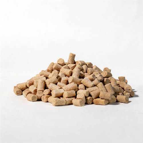 Side-by-side comparison of Golden Bowl freeze-dried raw cat food packaging sizes. An orange Maine Coon cat sits beside a 120g full-size bag and a pocket-sized 20g single-serving pouch, demonstrating the brand's nitrogen-sealed portion packs. Ingredients are transported from farm to facility under cold-chain logistics. After freeze-drying, each pouch is nitrogen-flushed to remove oxygen, then sterilized via irradiation for safety. Each bag contains six individual pouches—each pouch holds exactly one meal for